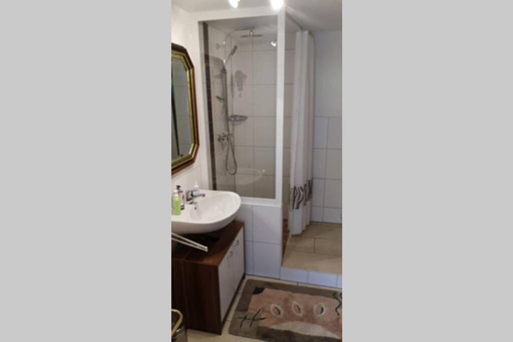 Ruhige Ferienwohnung Inklusive Garten Souterrain - Neu Renoviert Lachen Luaran gambar